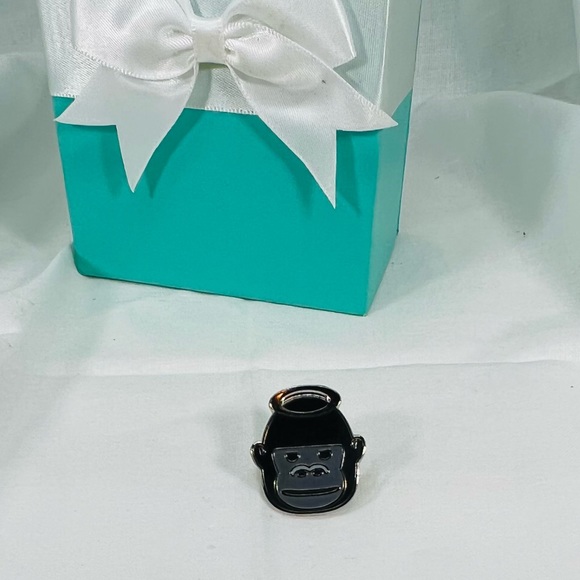 Harambe Memorial Remembrance Souvenir Sympathy Pin - Picture 9 of 9